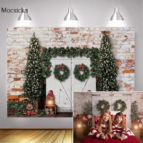 Christmas Winter Photography Backdrop Brick Wall Christmas Tree Green Wreath Xmas Background Retro White Door Portrait Photocall