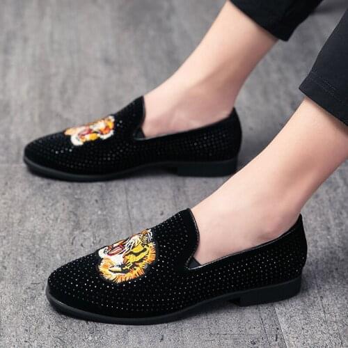 New Luxury Designer Pointed Rhinestone Embroidery Shoes Men Casual Oxford Loafers Wedding Formal Dress Footwear Zapatos Hombre