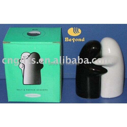 Factory outlet kids birthday party supplies souvenirs ceramic cruet black and white hug salt and pepper shaker