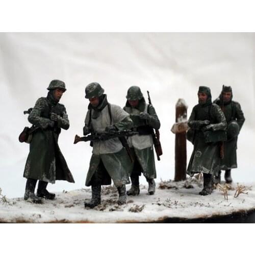 5 resin soldiers 1:35