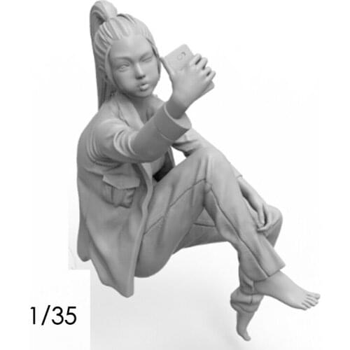 1/35 Resin Model figure GK Selfie girl Dael Girl in action Unassembled and unpainted kit