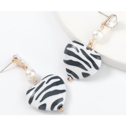 Pauli Manfi Fashion Black and White Pattern Heart-shaped Resin Dangle Earrings Womens Creative Pop Party Jewelry Accessories