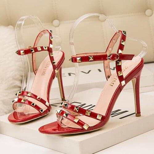 Mariahzheng 10CM New Retro Sexy Nightclub High Heels Metal Studs Party Lady Sandals Patent Leather Roman Style Shoes Women ZWM