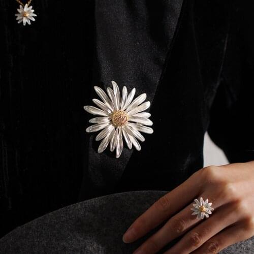 HUANZHI 2020 New Vintage Chrysanthemum Flower Silver Color Metal Plant Daisy Brooch Coat Accessories for Women Man Jewelry Gifts