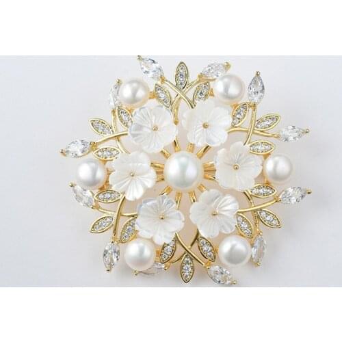 Classic Light Luxury Fashion Pearl Brooch Inlaid Austrian Crystal Ladies Jewelry Clothes Accessories Wedding Roamtic Flower Gift