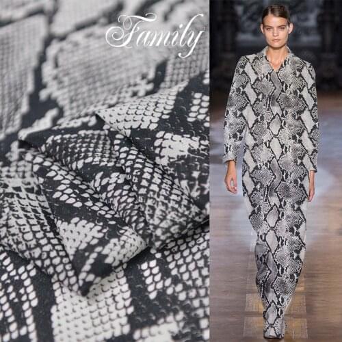 100% mulberry silk crepe de chine fabric cloth meter 13.5 mm python print anti-wrinkle shirt dress fabric alibaba express