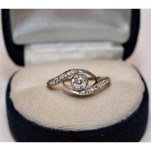 ANTIQUE VICTORIAN 18K GOLD NATURAL DIAMOND DECORATED PRETTY RING