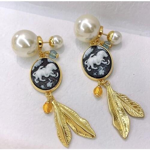 2021 fashion trend retro front and rear pearl lion gold leaf pearl earrings for women