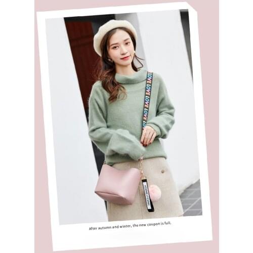 Women Large Capacity Bucket Bag New Style Fashion Wide Shoulder Strap Plush Ball Tassel Messenger Bags Simple and Trendy Handbag