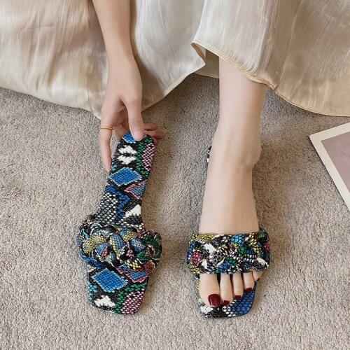 2021 Summer Fashion Closed Toe Women Slippers Weave Leather Open Toe Flat Square Heel Slides Sandals Snake Pattern Woven Shoes
