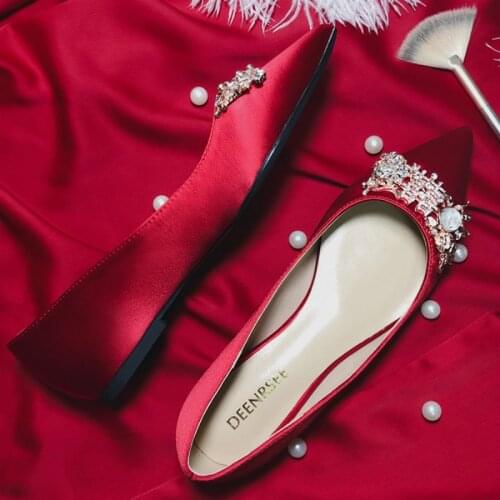 Red Wedding Shoes Womens 2019 New Bridal Shoes Flat Heel Silk Chinese Red Pointed Toe Diamond Decoration Slip on 33-44 Plus