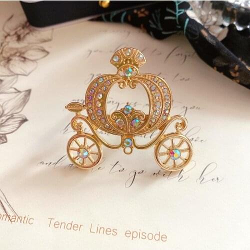 HOSENG Playground Series Princess Pumpkin Car Gold Rhinestone Brooch Retro Elegant Woman Luxury Pin Jewelry Accessories HS_8361