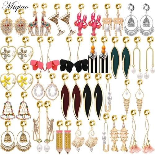 Miqiao 2pcs Korean Version of Small Fresh Hollow Heart-shaped Flower Pearl Lobster Pendant Ear Piercing Jewelry