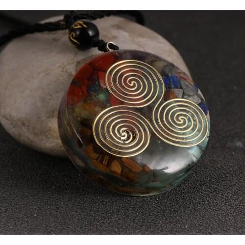 Reiki Orgone Pendant Necklace Energy Healing 7 Chakra Crystal Chips Stone Orgonite Resin Necklace