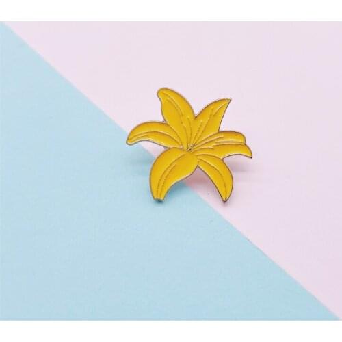 Sweet and Cute Plant Flower Enamel Brooch Yellow Lily Alloy Badge Clothes Accessories Fashion Woman Jewelry Gift For Friends
