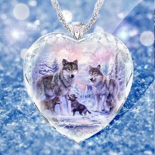 Heart-shaped crystal glass Snow Wolf King Family Pendant Necklace Womens Religious Amulet Accessories Party Jewelry Girl Gift