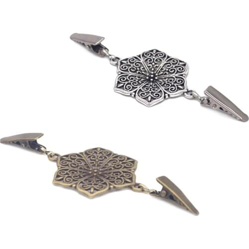2PCS Sweater Clips Hollow Retro Alloy Fashion Plating Shawl Blouse Scarves Sweaters Sweater Buckles Clothes Pegs