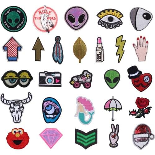 Round Alien Embroidered Patch Iron on Patches For Clothes Applique Sewing on Fabric Badge DIY Apparel Accessori Decoration F