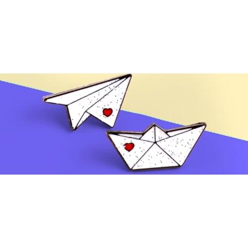 Cute Red heart Paper Plane Aircraft Boat Pins Brooches Custom Love Letter Brooches Lapel Pin Badge Jewelry For Friends Lover