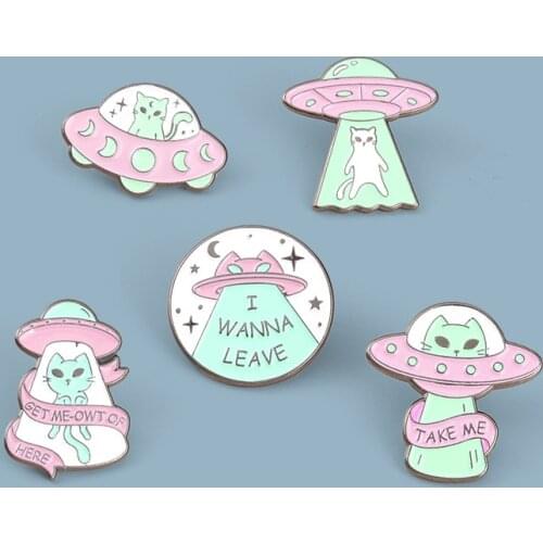 New Brooches cute cartoon Cat pocket knife Brooches pin for kids friends wholesale Lapel jeans shirt backpack accessories