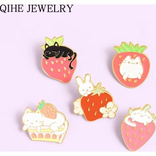 Strawberry Cat Enamel Pin Fruit Animal Brooches Backpakcs Lapel Pin Cartoon Metal Badge Jewelry Gift for Kids Friends Wholesale