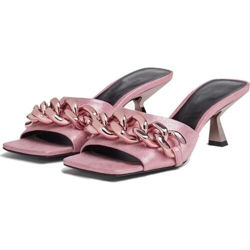 2021New Square Toe Gold Chain Design Kitten Heel Fashion Slippers Woman Pink Patent Leather Sandals Summer Outdoors Runway Shoes
