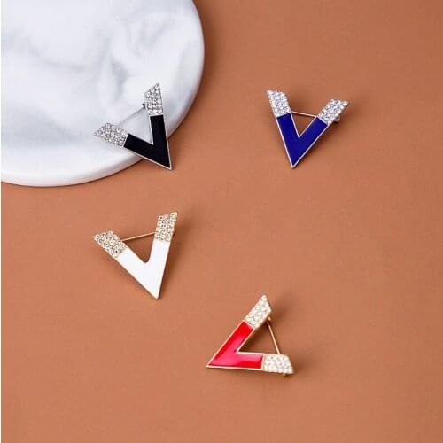 Fashion Minimalist Letter V Crystal Brooch For Women Girls Classic Design Word Shaped Rhinestone Badge Pins Jewelry Gifts
