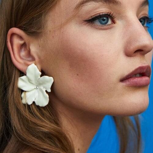 2018 New arrival Jewelry Summer style Cute white Flower stud Earrings For Women Statement Earrings Hot Sale Bohemian Ear