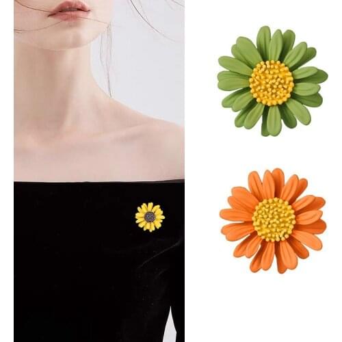 New Enamel Daisy Brooches for Women Fashion Flower Lapel Pin Shirt Coat Hijab Pins Badge Corsage Jewelry Clothing Accessories