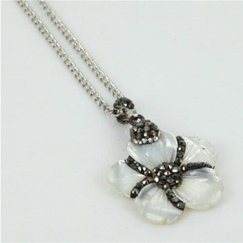 2017 New Arrival Women Pendant Necklaces Flower Shell Necklace Female Paved Rhinestone Chain Pendant Accessories