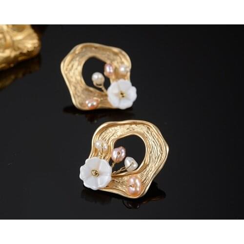 Dorado New Arrived Vintage Natural Pearl Stud Earrings For Women Gril Simple Delicate Flower Boho Jewelry Christmas Gift 2021