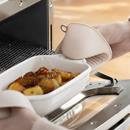 China Kitchen silicone heat insulation oven gloves hot sales household high temperature grill anti-scalding glove