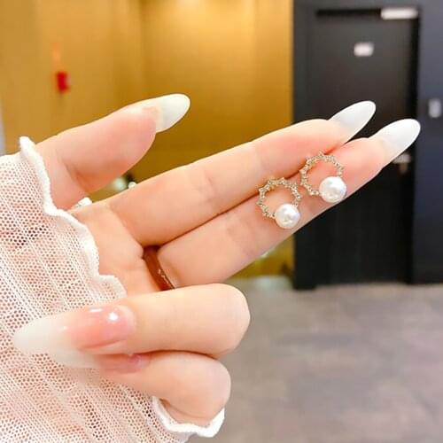 2021 New Ladies Pendant Pearl Earrings Gold Glitter Diamond Round Earrings Cute Sweet Pearl Earrings Fashion Jewelry