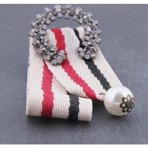 Classic Vintage U Shape Crystal Rhinestone Stripe Ribbon Medal Venetian Pearl Brooches Pin Collar Unisex Suit Jewelry Accessory