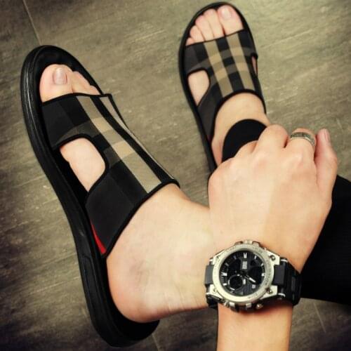 2021 summer wear trendy beach sandals and personalized anti-skid outdoor mens flip-flops