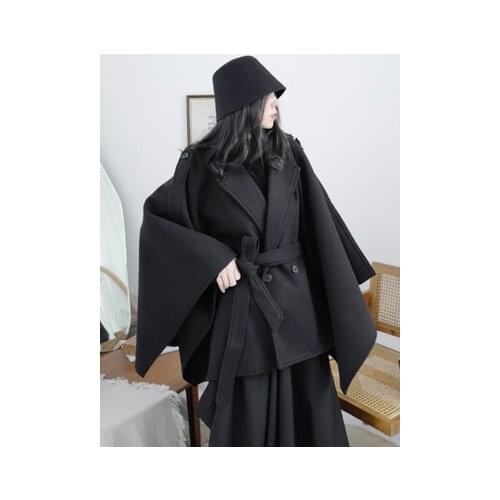 Yamamoto designed the dark suit jacket for women, the winter mass, the Turtleneck, the Cape, the Cape, the Cape, the Korean vers