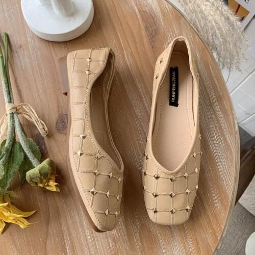 2020 New Ladies Classic Luxury Design rivet Thick With Shallow Shoes Round Head Patent Leather soft Wedding party Shoes U19-83