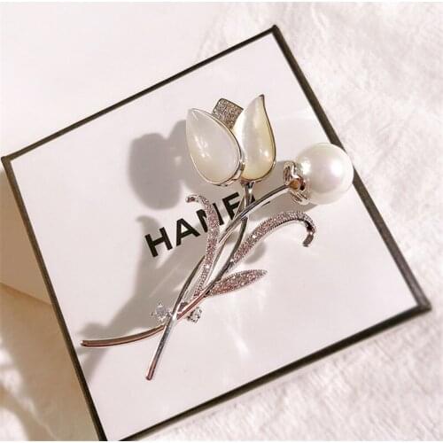 Luxury AAA Zircon Shell Flowers Pearl Brooches for Women Suit Simple Crystal Brooch Pin Badges Winter Jewelry Christmas Gifts