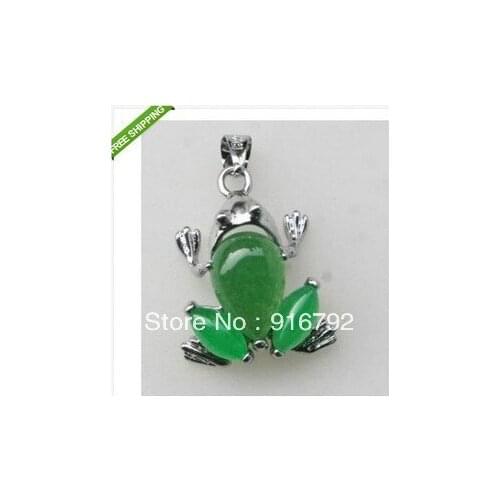 Free shipping *******Beautiful green stone frog shape pendant necklace