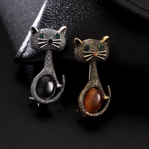 The super cute cats eye brooch is available in 2 colors as a gift for children
