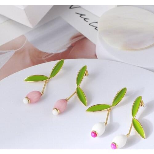 In Europe and the trend of the act the role ofing is tasted The new lines show face thin green lanterns fruit earrings