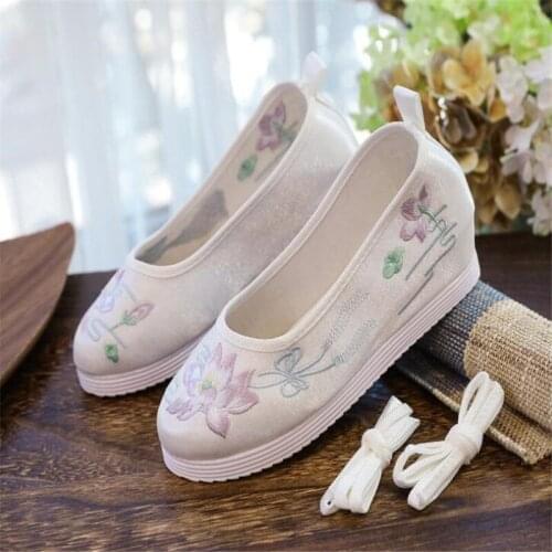 Wholesale Womens Fashion Chinese Embroidered Slippers Slip On Mules Shoes Ladies Round Toe Cloth Shoes Female Designer Slides