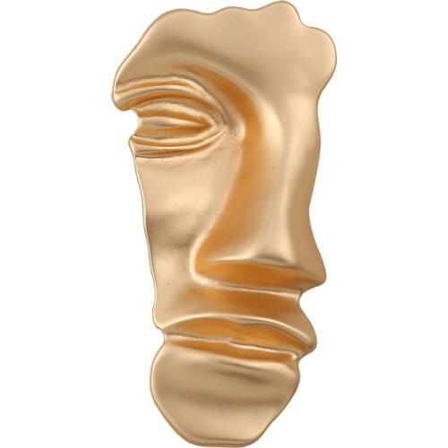 Euro-American fashionable temperament calls for golden half-face masks, brooches and Western decorative women