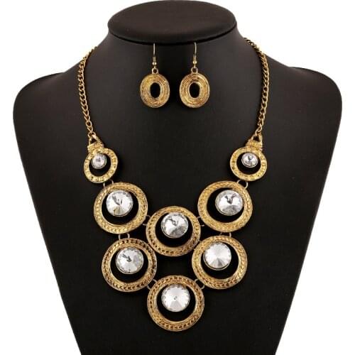 Trendy Round Splice Necklace Vintage Carved Crystal Pendant Necklaces Alloy Plating Accessory Women Luxury Jewelry Statement