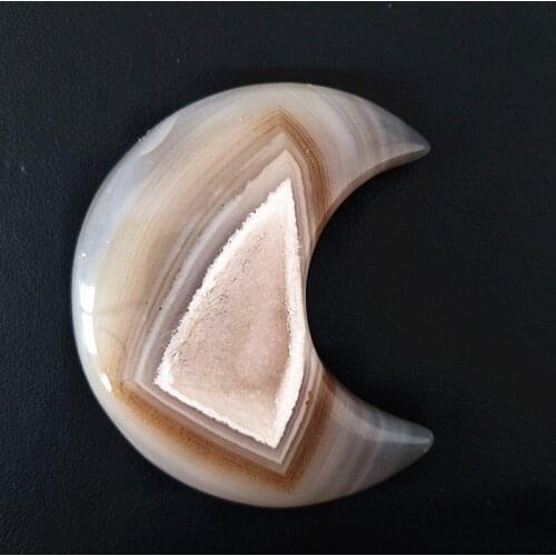 A Natural stones and crystals cristal tThe shape of the moon agate crystal cluster home decor palm stone very beautifulThe