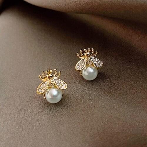 Korean New Exquisite Bee Pearl Earrings Fashion Temperament Versatile Small Earrings Elegant Ladies Jewelry