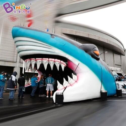 Customized 6x4.3x4.6 meters large inflatable shark head tunnel for show/events/stage