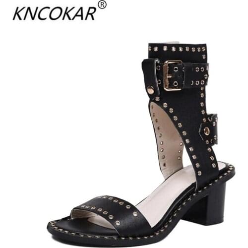 In summer, the new Roman shoes will be fitted with a button-down rivet with a pair of sandals and leather straps