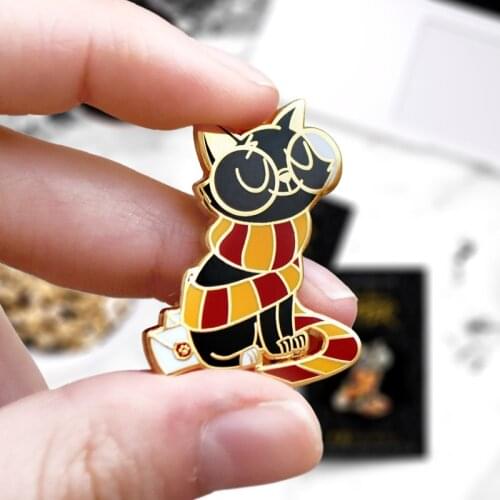 Wizard World Magic Cat Scarf Brooch Pins Enamel Metal Badges Lapel Pin Brooches Jackets Jeans Fashion Jewelry Accessories