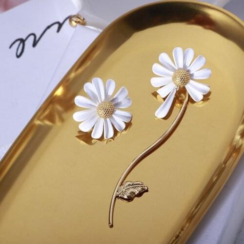 Delicate White Petals Daisy Flower Drop Earrings Chic Jewelry Golden Metal Vines Leaves Chrysanthemum Earrings Girl